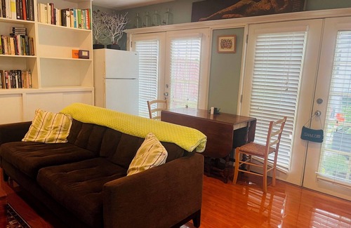 Studio City House | Charming secluded and gated 1-bedroom guesthouse in lovely Studio City