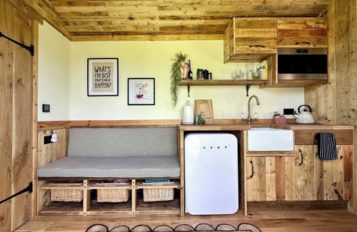 Lydiard Millicent Cabin | Charming Shepherds Hut in peaceful Lydiard Millicent walking distance to pub