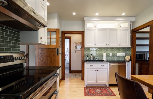 Shorewood House | Charming shorewood house near shops, free WiFi & Parking