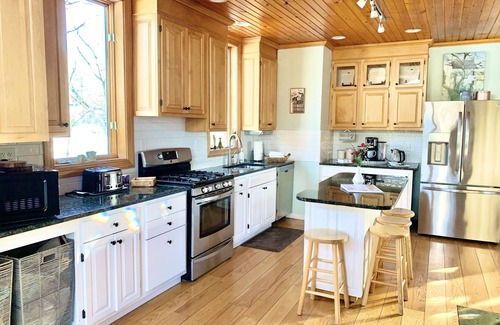 Maplewood House | CHARMING & SPACIOUS retreat near shopping, restaurants & downtown St Paul.