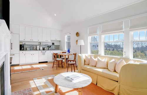 Hampton Bays Hotel | Charming, Stand-alone, ADA Accessible, Garden Cottage at Historic Canoe.