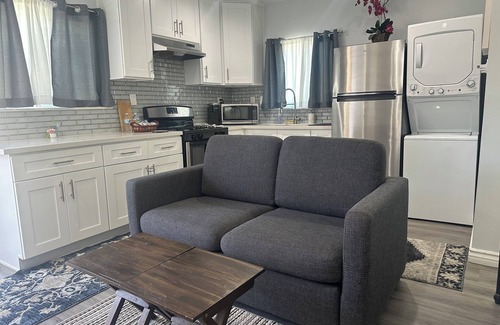 Burbank House | Charming stand alone guest house in Pleasant Burbank with AC
