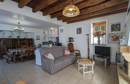 Perassay Cottage | Charming Stone House with Terrace, Kids’ Playground, and Equestrian Space in Scenic Berry