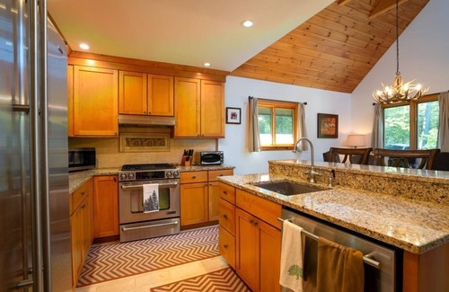 South Londonderry House | Charming Stratton 4BR Chalet - a cozy ski retreat and family getaway!
