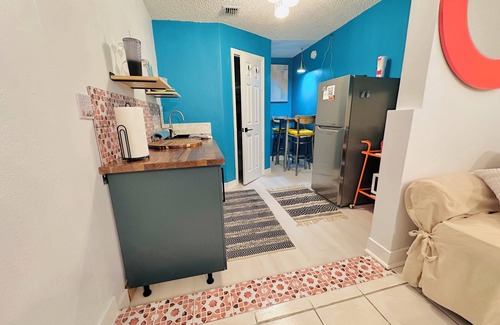 Southwest Apartment | Charming Studio in Great Location, under 10 minutes to beach, downtown, airport
