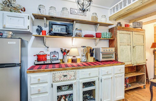 Ballwin Apartment | Charming Studio: Walk to Castlewood State Park!