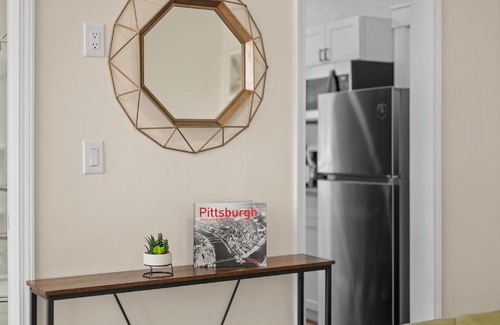 Pittsburgh Apartment | Charming Studio with Sun Room Sleeps 4