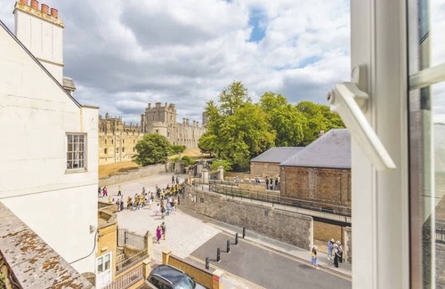 Windsor City Centre Apartment | Charming Studio with Stunning Windsor Castle Views