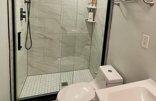 South Oakland Apartment | Charming studio with WiFi and AC in vibrant Pittsburgh