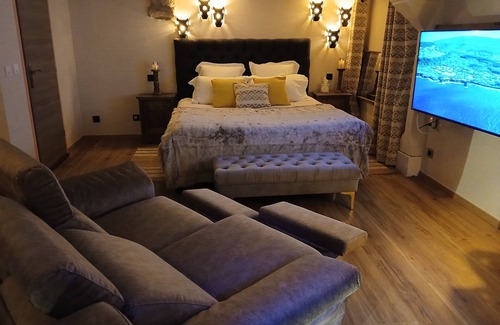 La Vraie-Croix Bed & Breakfast | Charming suites with SPA and private sauna in a manor house.
