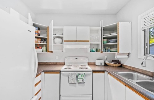 Sunnyside House | Charming Sunnyside Retreat | Kensington & Downtown