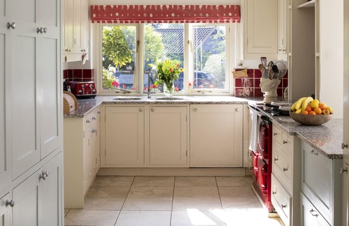 Great Horwood House | Charming thatched cottage and gardens