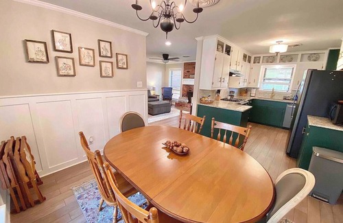College Station House | Charming Three Bedroom ~ 5 Mins to A&M ~ Quiet Neighborhood