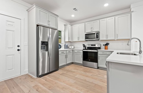 Auburn House | Charming Townhome sleeps 8!