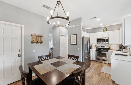 Thunderbolt House | Charming Townhome w/Private Entrance + Free Parking, Sleeps Large Groups + Dogs