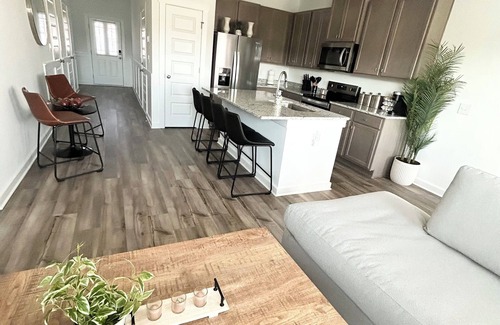 Huntsville Cottage | Charming Townhouse luxury - Brand New & Great Location
