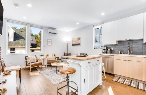 Wallingford House | Charming townhouse with soothing view, full kitchen, deck, & W/D - golf nearby