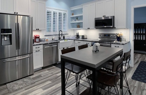 Colbert Cottage | Charming Tudor Guest House on park like setting