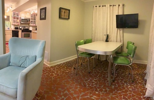 Central Gardens House | Charming two bedroom Central Gardens carriage house in amazing Memphis