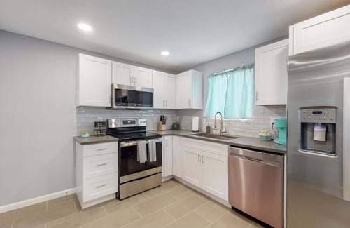 Dupont House | Charming Two-Bedroom Upper Unit in Great Location