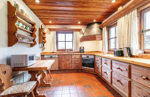 Kirchberg in Tirol Ski Chalet | Charming Tyrolean chalet, 100m to the ski bus