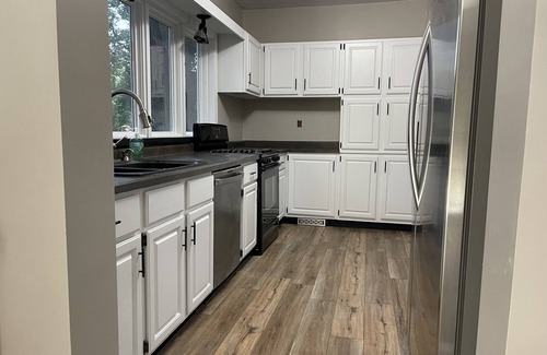 Huntley House | Charming Updated 1920s by the Square!