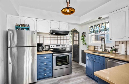 Sunnyside House | Charming Updated Inner Southeast Portland Home, Pet Friendly, Fenced Backyard, Close to Everything