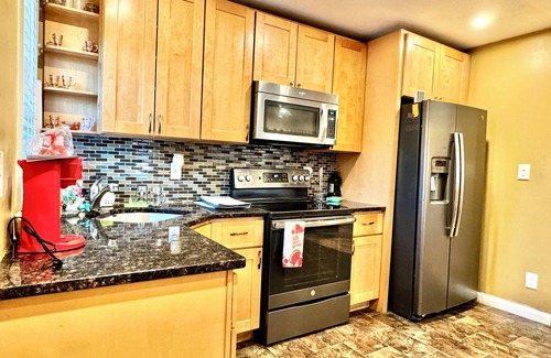 Hempstead Apartment | Charming Urban3-bedroom apartment in Hempstead with WiFi and AC