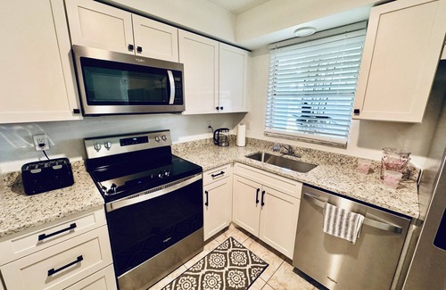 Yacht Club House | Charming Vacation Home close to Yacht Club Beach