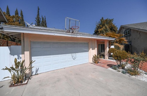 Valley Village House | Charming Valley Village Guesthouse Permit # HSR two three zero zero 2794
