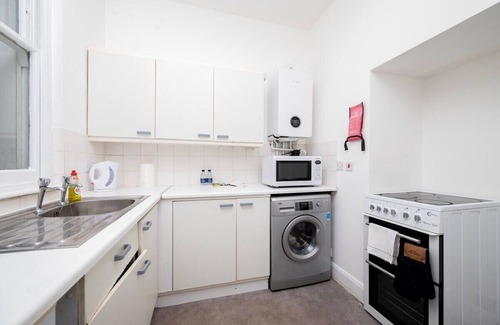 Cantelowes Apartment | Charming Victorian House in Greater London