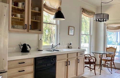 St. Helena House | Charming victorian, walking distance to downtown, restaurants, and wineries.