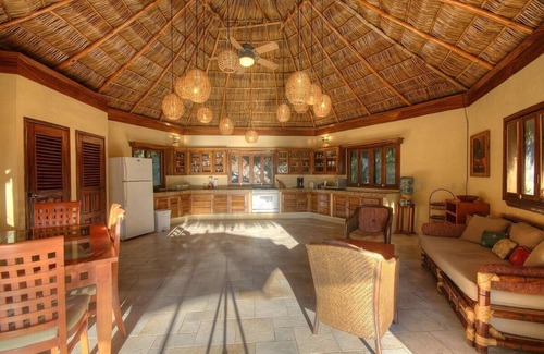 Platanitos Villa | Charming Villa on Peaceful Gated Peninsula