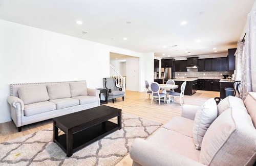 Ontario House | Charming Villa Retreat on Bennington - A Perfect Getaway Awaits You Here #41282