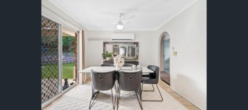Jindalee Bed & Breakfast | Charming Villa Walk to Mall, Quick City Access, Golf & Sports Nearby