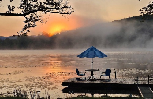 Monkton Cottage | Charming vintage cottage with a 50s vibe just steps away from Cedar Lake!