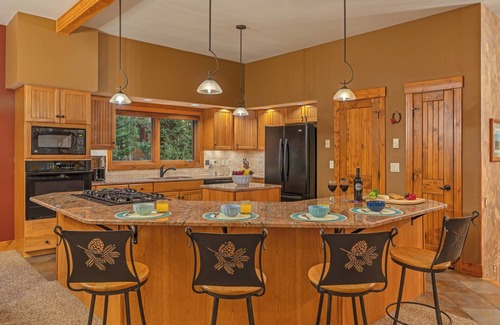 Christie Heights House | Charming w/Mtn Views + Hot Tub + Near Town & Peak 8 - Bystone Villa Retreat
