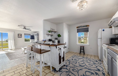 El Lago House | Charming water view bungalow.