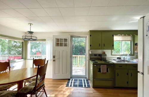 North Port Cottage | Charming Waterfront Summer Cottage on Bay of Quinte (*NEW DOCKS*)