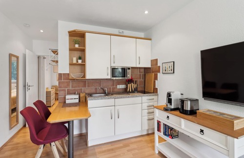 Hamelin Apartment | Charysma: Rosso suite | warm & stylish design | terrace | parking lot