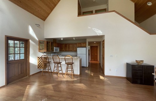 Baring Ski Chalet | Château Baring Riverfront House with hot tub, EV, near Stevens Pass and hiking!