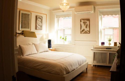 Connellsville Hotel | Chateau Connellsville MCM Minimalist Suite