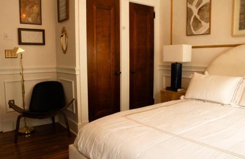 Connellsville Hotel | Chateau Connellsville MCM Minimalist Suite