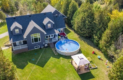 Beckwith House | Chateau Jan - Walkout Apartment on 2.65 Acres (Child Friendly)