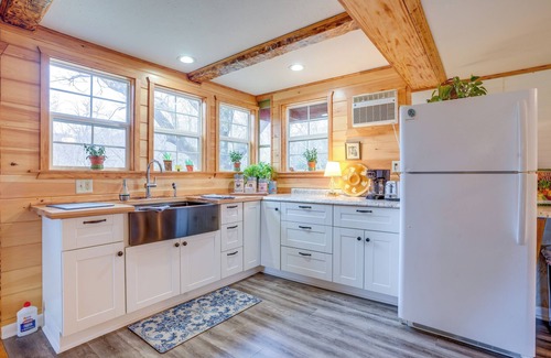 Hood Cottage | 'Chateau Merlot' Cottage w/Deck in Stanardsville