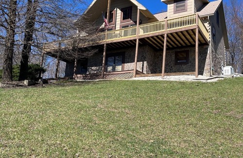 Fancy Gap House | Chateau SMA retreat is located near the Blue Ridge parkway, Fancy Gap, VA.