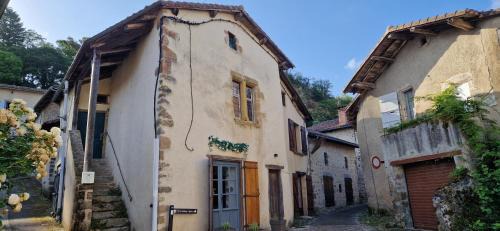 Confolens House | Chateau-une - a Beautiful historic medieval holiday rental.