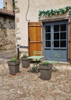 Confolens House | Chateau-une - a Beautiful historic medieval holiday rental.