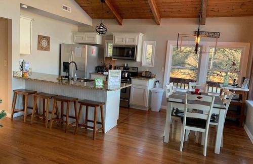 Hiawassee Cabin | CHATUGE FISH IS PARADISE FOR FISHERMEN,WATERSPORTS,DOG FRIENDLY