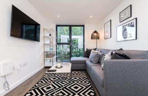 Chinatown Apartment | Chavasse Cove Sleeping 6 Guests With Parking